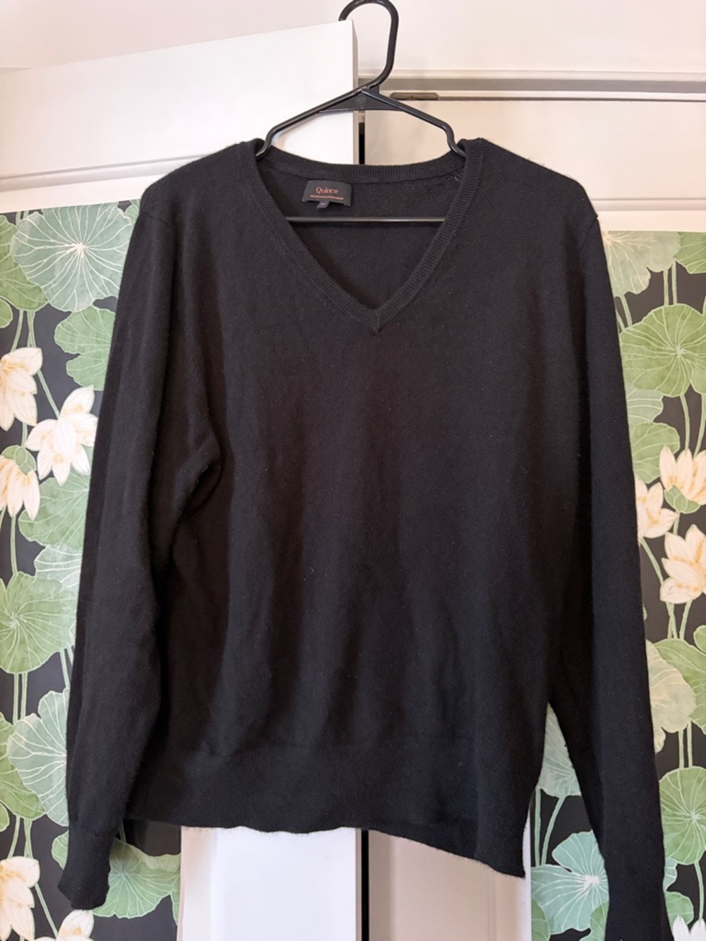 Quince Women’s Black V-Neck Cashmere Sweater